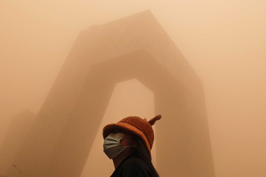 曾消失几年的大型沙尘暴又重返北京。