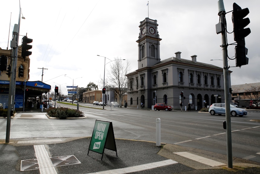 Main street of Castlemaine with old shops and traffic lights.