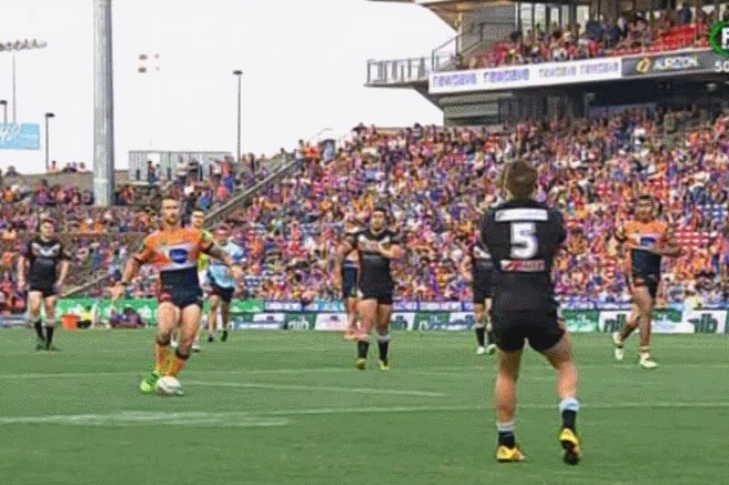 Korbin Sims prepares to kick a ball against the Tigers