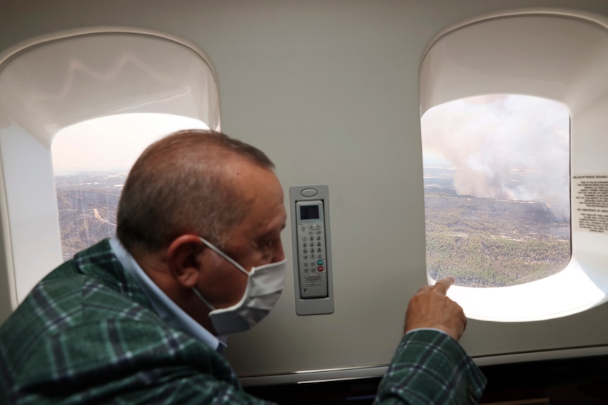 Il presidente turco Recep Tayyip Erdogan osserva gli incendi boschivi dal suo aereo