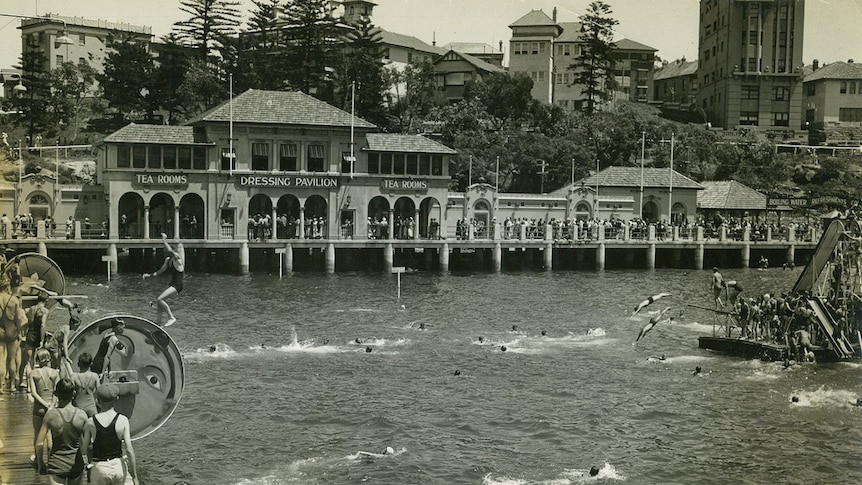 Black and white 1934 photograph of the Manly boardwalk and pool.