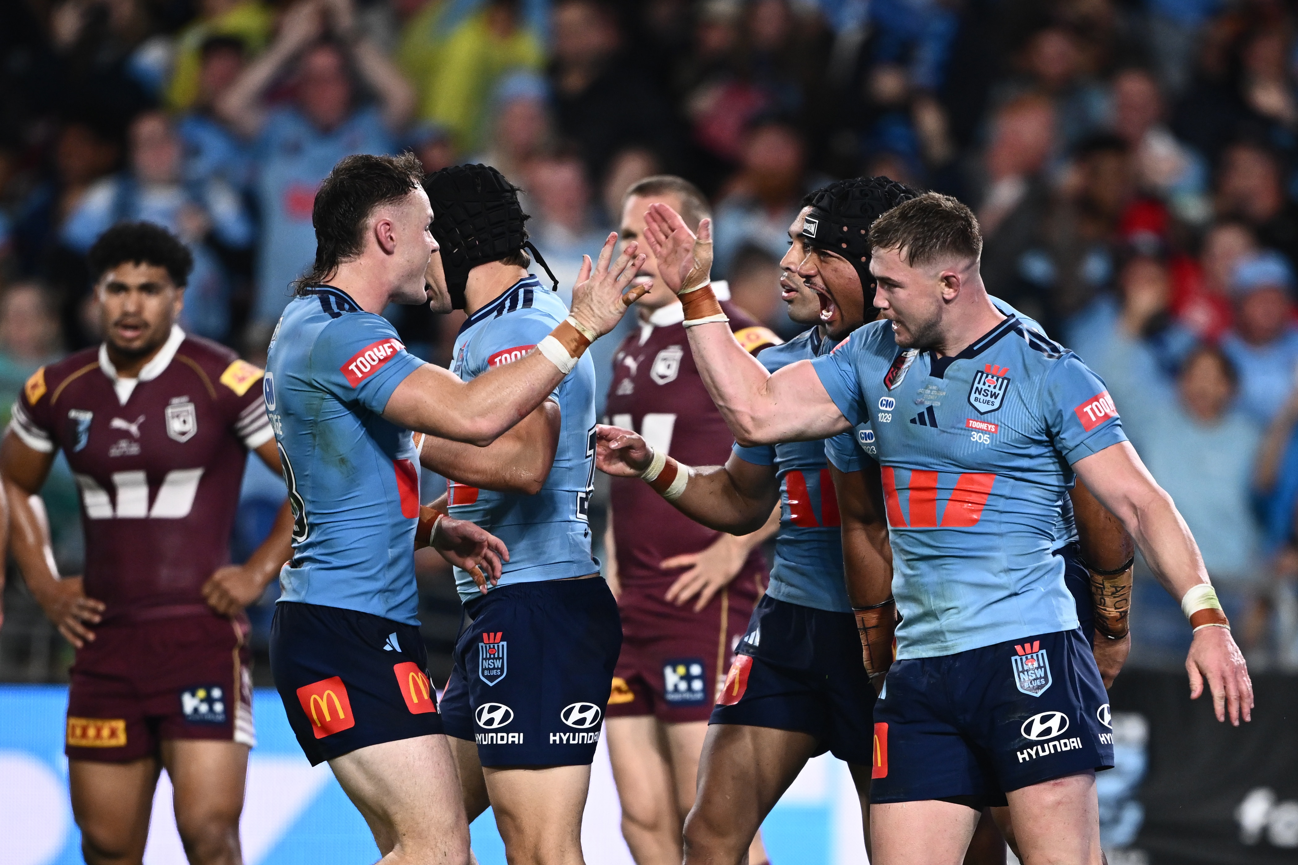 Dois jogadores de NSW comemoram um try em uma partida do State of Origin.