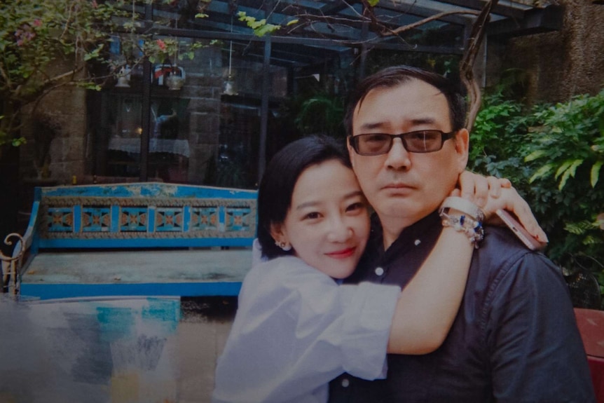 杨恒均和他的妻子袁小靓在一起。