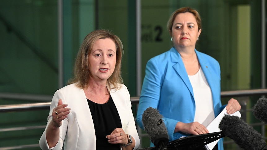 Yvette D'ath and Annastacia Palaszczuk at a press conference. 