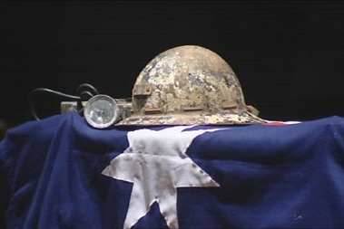 A miner's helmet on top of Pro Hart's coffin at his funeral in 2006.