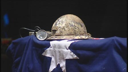 A miner's helmet on top of Pro Hart's coffin at his funeral in 2006.