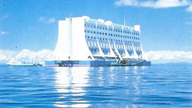 The floating hotel, with the reef in he foreground.