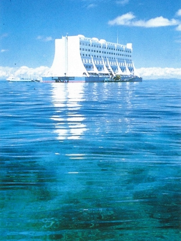 The floating hotel, with the reef in he foreground.