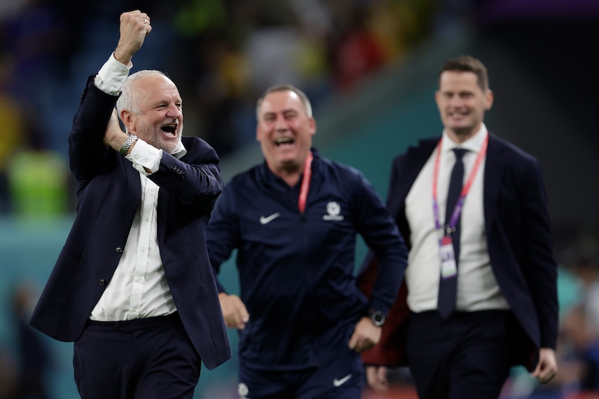 Graham Arnold mueve su brazo derecho mientras celebra la victoria de los Socceroos sobre Dinamarca.