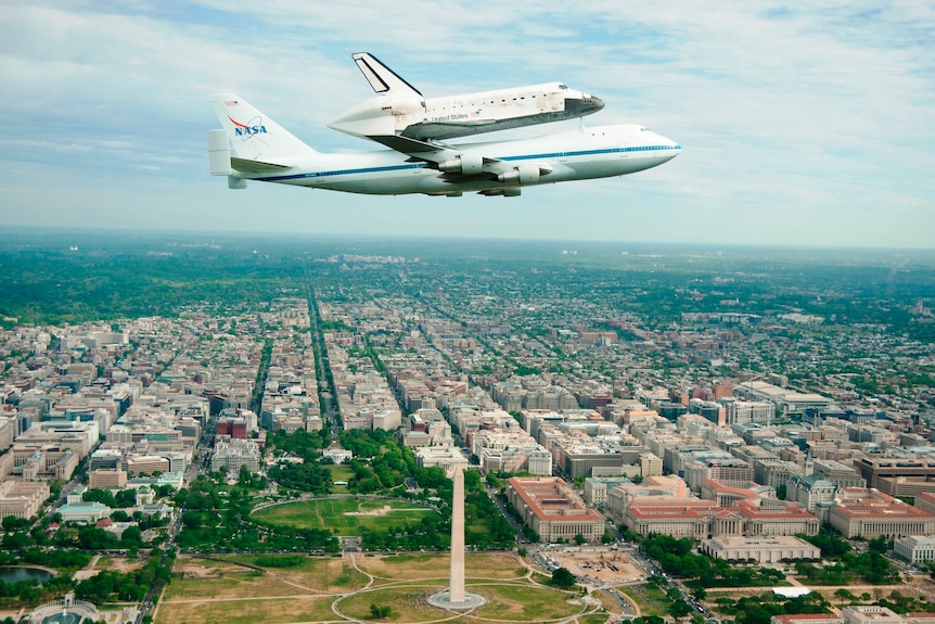 Discovery, mounted atop a NASA 747, flies over Washington
