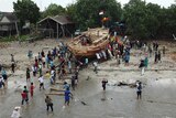 Perahu padewakang saat diturunkan ke laut dari tempat pembuatannya di Tana Beru, Bulukumba, Sulawesi Selatan (9/11/2019).