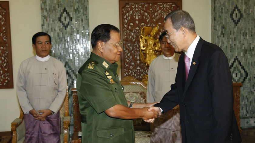 UN secretary-general Ban Ki-moon (R) meets Burma junta leader Than Shwe in Naypyidaw on July 4, 2009.