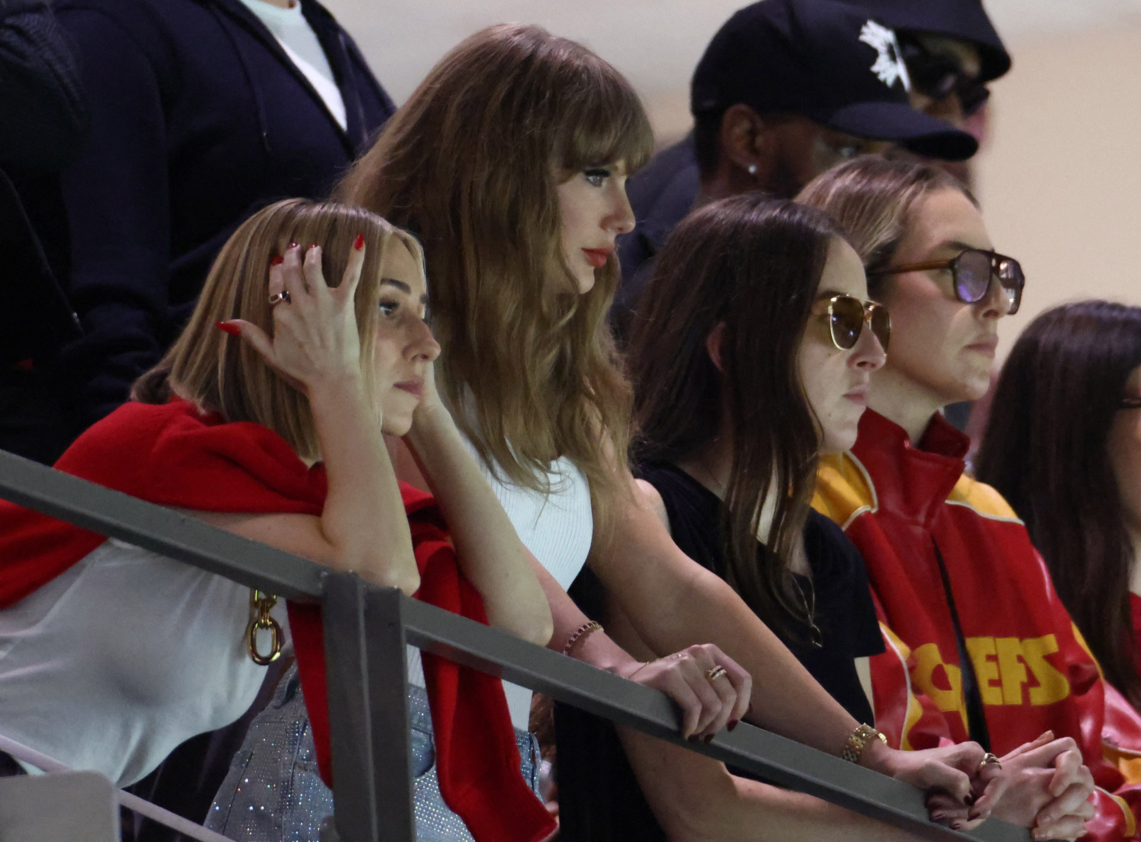 Taylor Swift booed by some fans at Super Bowl as Donald Trump adds to  pile-on - ABC News