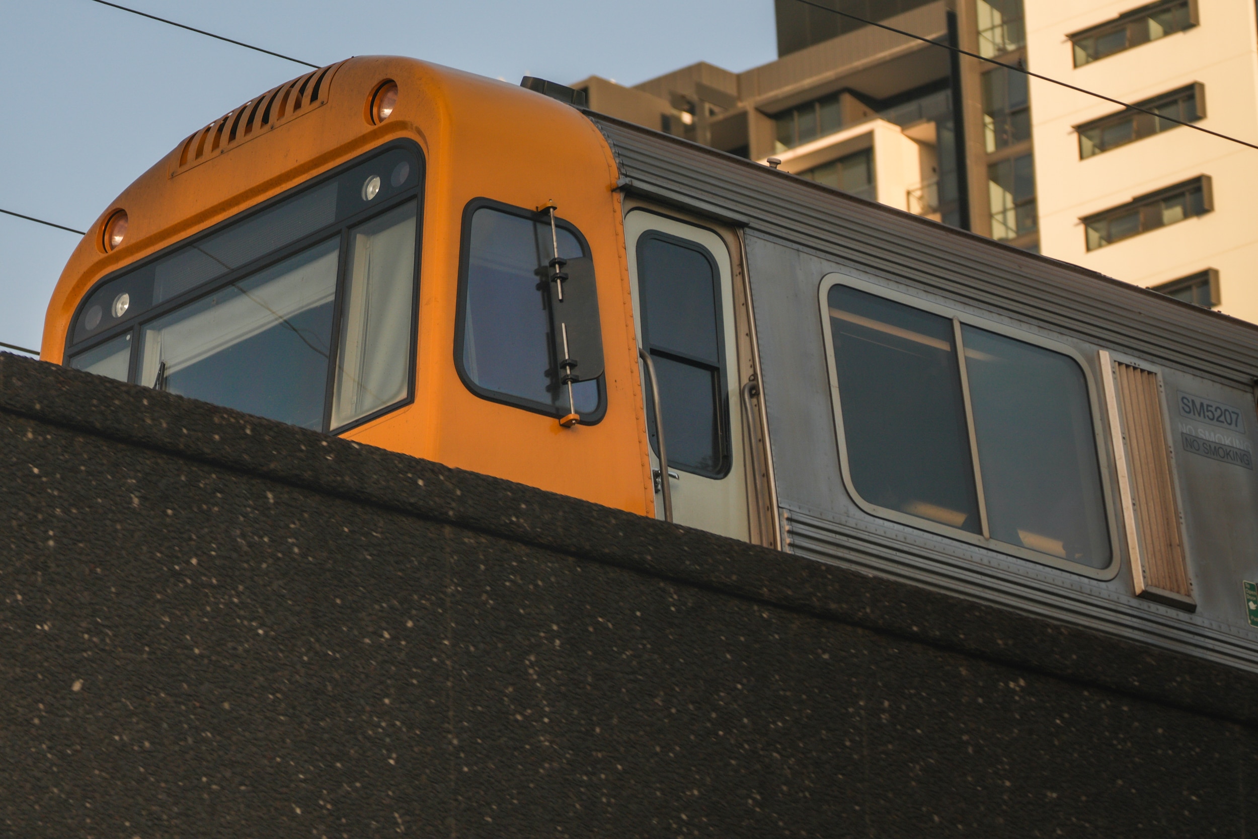 El tren suburbano Queensland Rail cruza el puente Merivale en Brisbane.