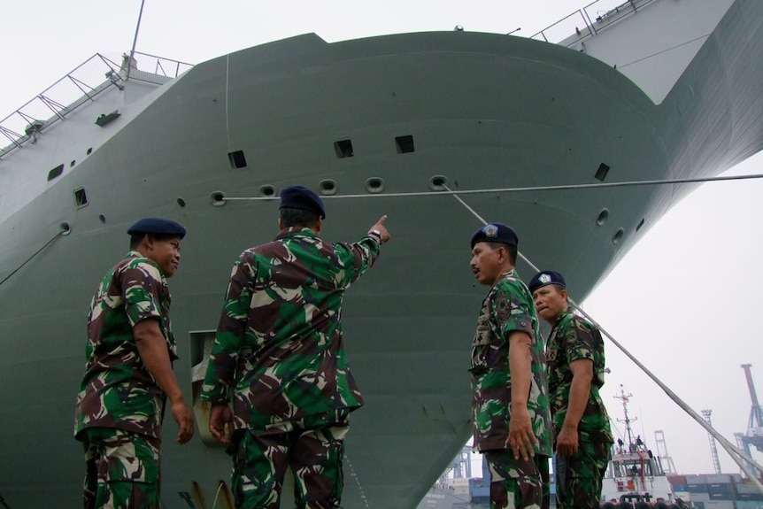 Indonesian military pointing at a HMAS ship.