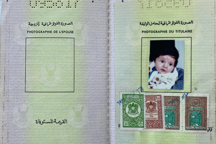 Un passeport avec la photo de Jeanine bébé.  Il a un certain nombre de timbres et d'écritures en arabe.