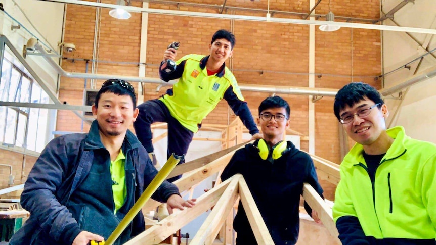 Satya Irfananda (dua dari kanan) bersama siswa lain di sekolah kejuruan (TAFE) di Sydney dimana dia belajar pertukangan kayu.