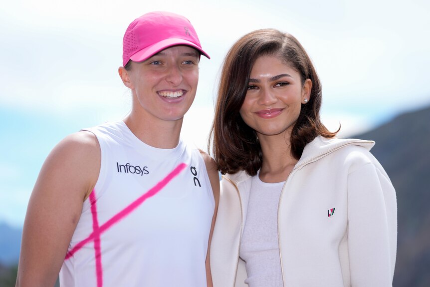 Iga Świątek poses for a photo with Hollywood star Zendaya after winning Indian Wells.