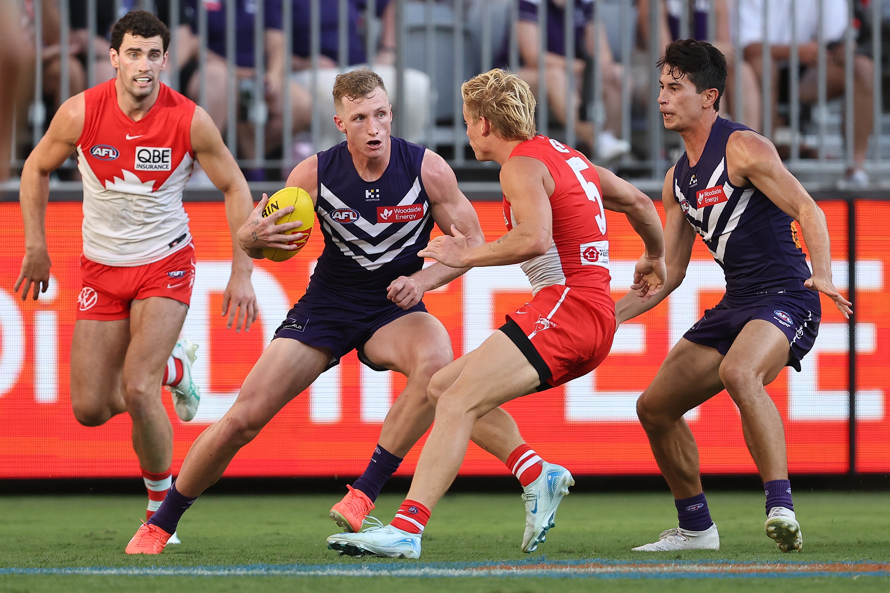 Live: Dockers and Swans battle for top spot in AFL blockbuster