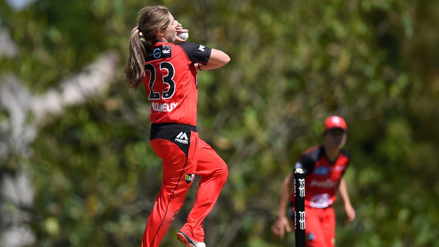 Sophie Molineux bowls for the Renegades