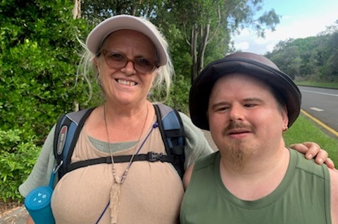 母亲罗兹·库珀和残障儿子加里·库珀走过了大雨高温等极端气候状况, 为慈善组织筹款。