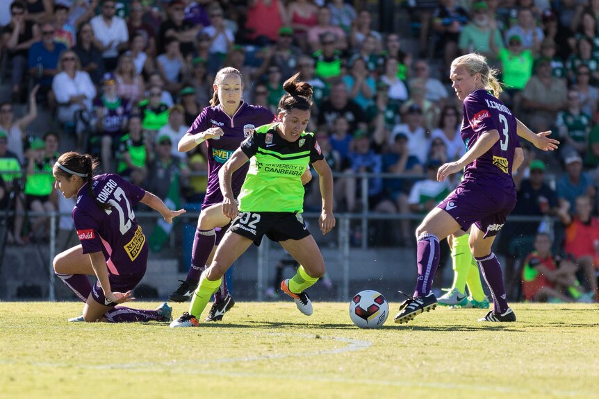 Canberra United's Lisa De Vanna dribbles against Perth Glory