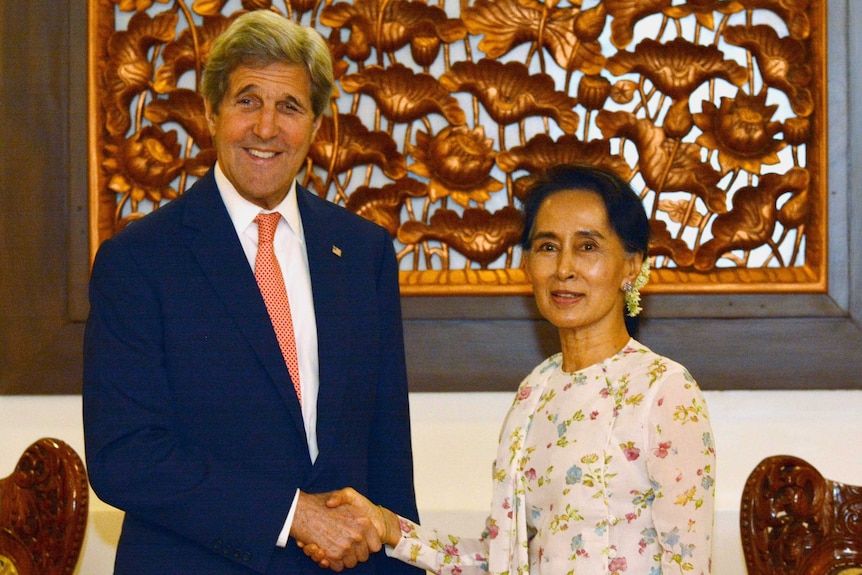 John Kerry and Aung San Suu Kyi shake hands