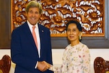 John Kerry and Aung San Suu Kyi shake hands