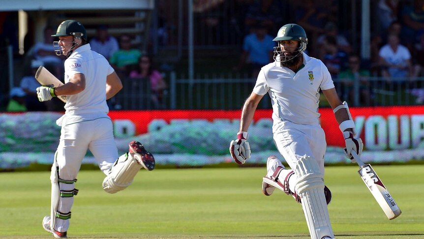 Amla and De Villiers scurry for a single