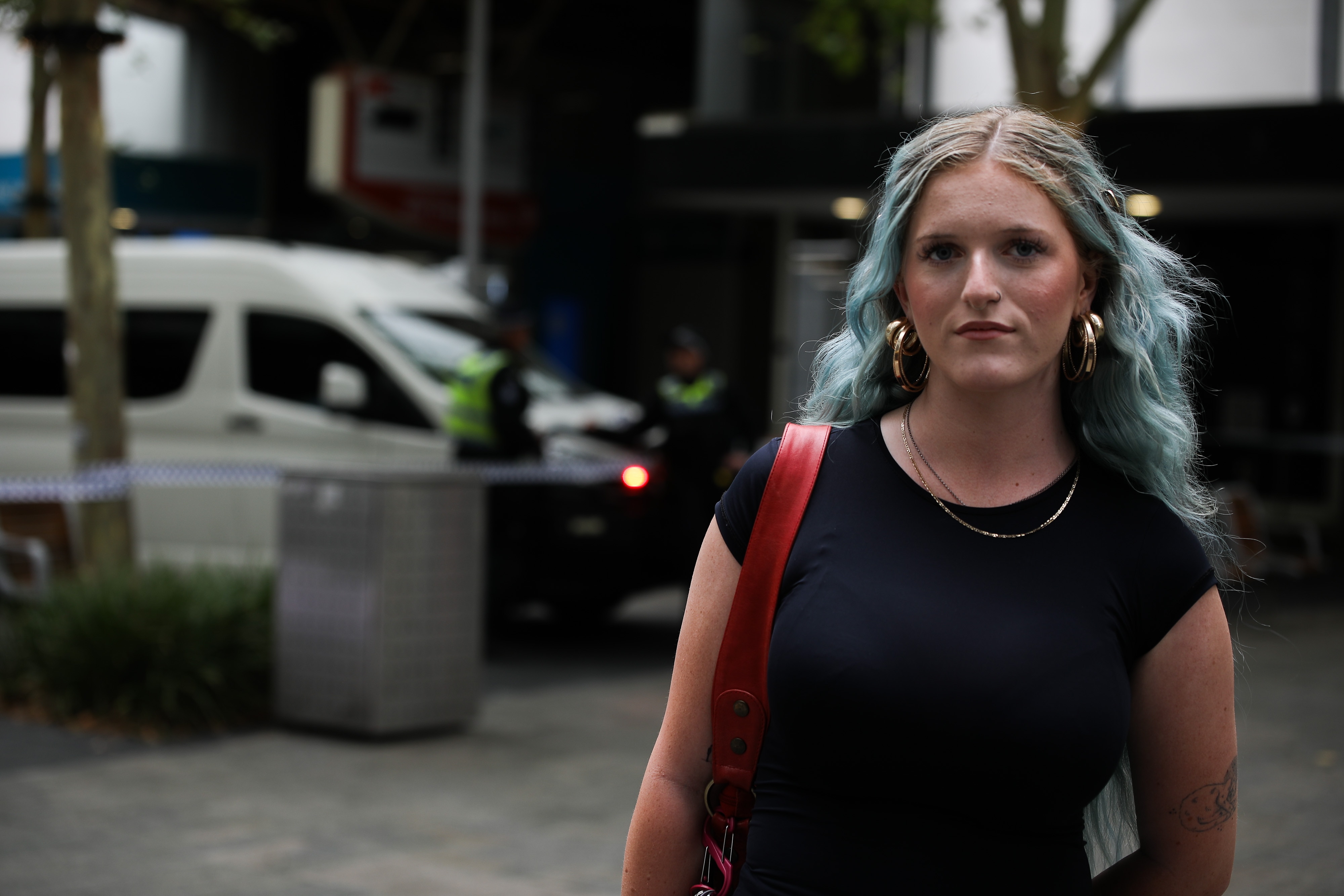 Una mujer con cabello azul en el mitin del Día de la Invasión.