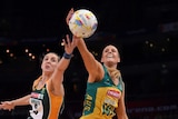Australia's Renae Hallinan (R) competes with South Africa's Erin Burger at the Netball World Cup.
