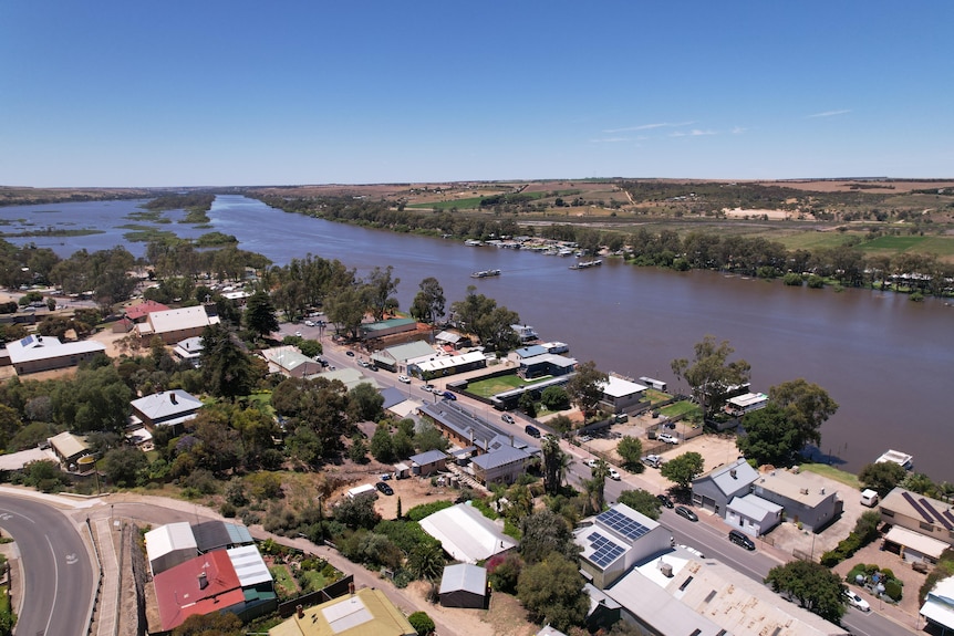 Houses and businesses in Mannum along the Murray River.