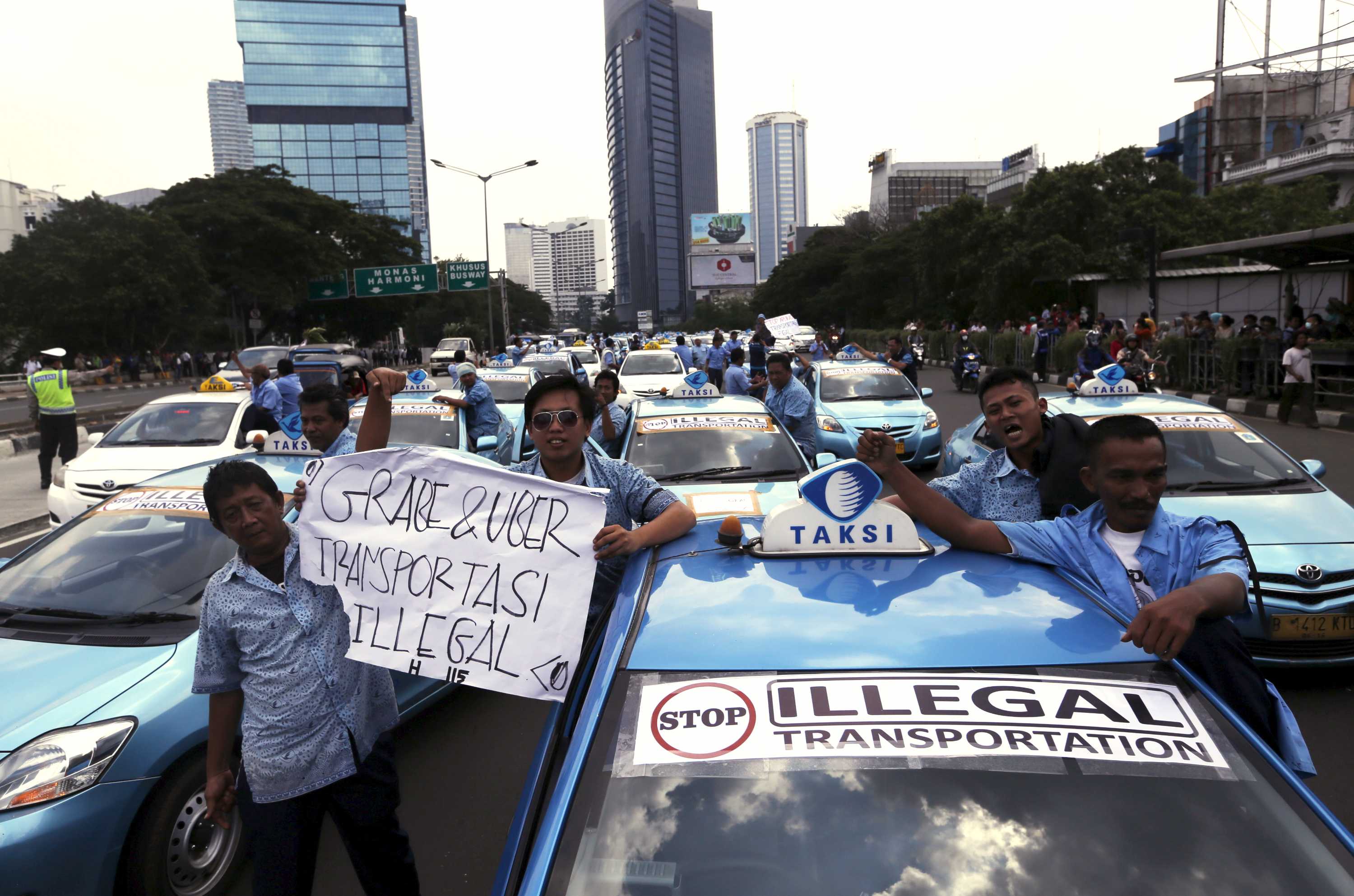Traffic chaos in Jakarta as taxi drivers protest against ridehailing