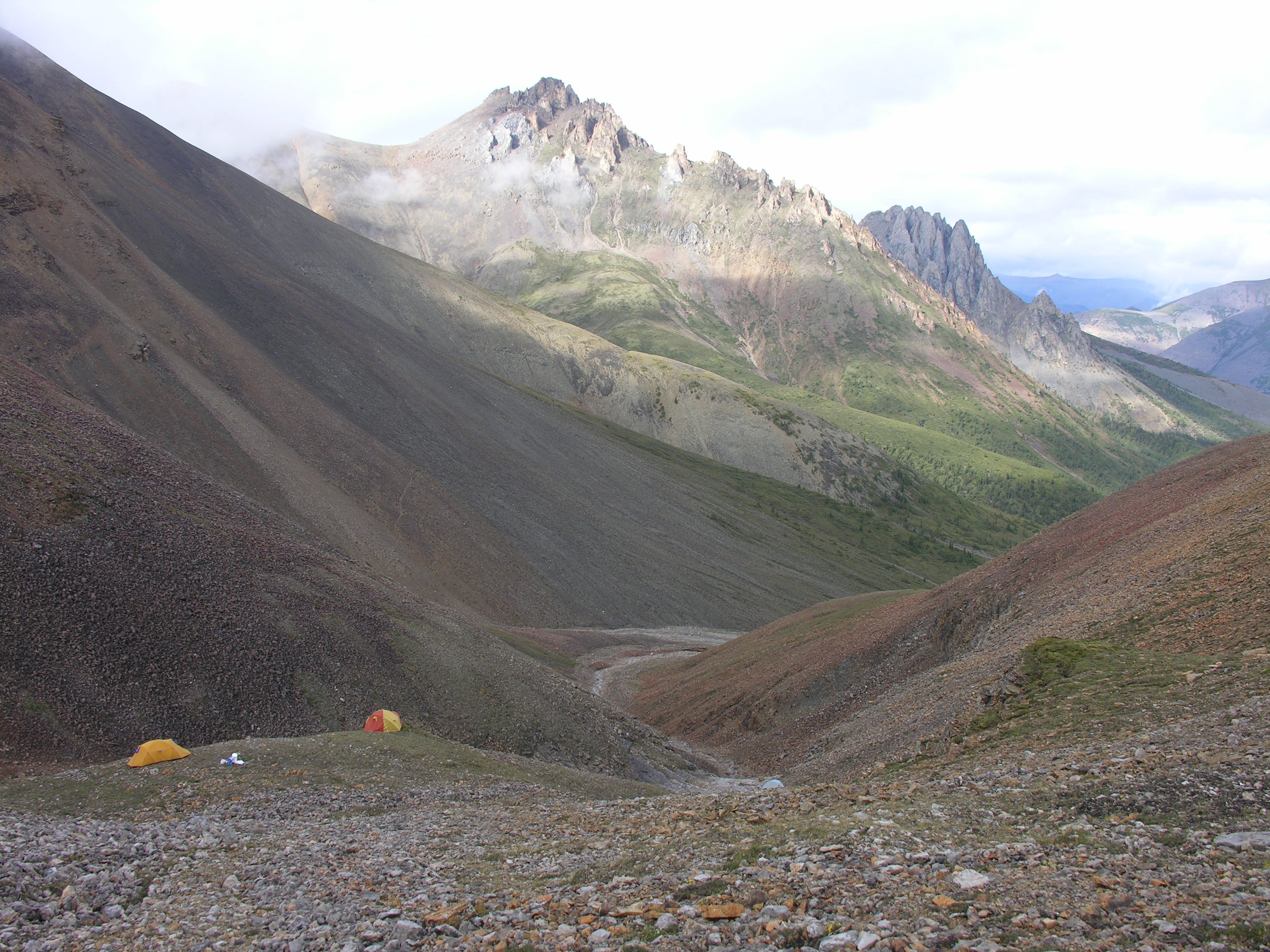 Imágenes de picos montañosos en el noroeste de Canadá