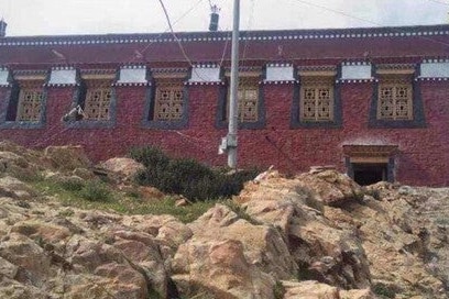 Un edificio in mattoni rossi decorato in cima a una scala di montagna.