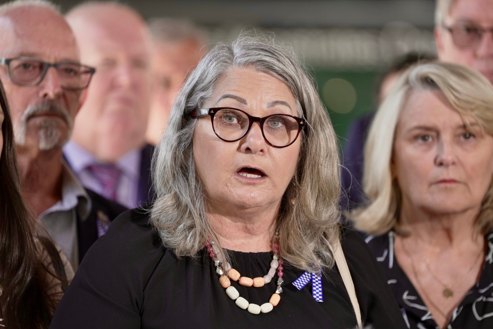 Mujer con gafas habla