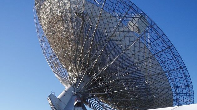 Tourists line up for a tour of the Parkes radio telescope.