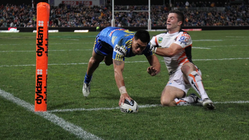 Ken Sio scores for the Eels against the Tigers at Parramatta Stadium.