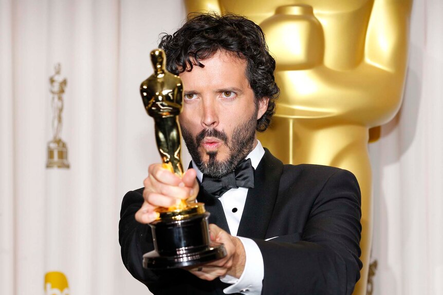 Bret McKenzie holds his Oscar