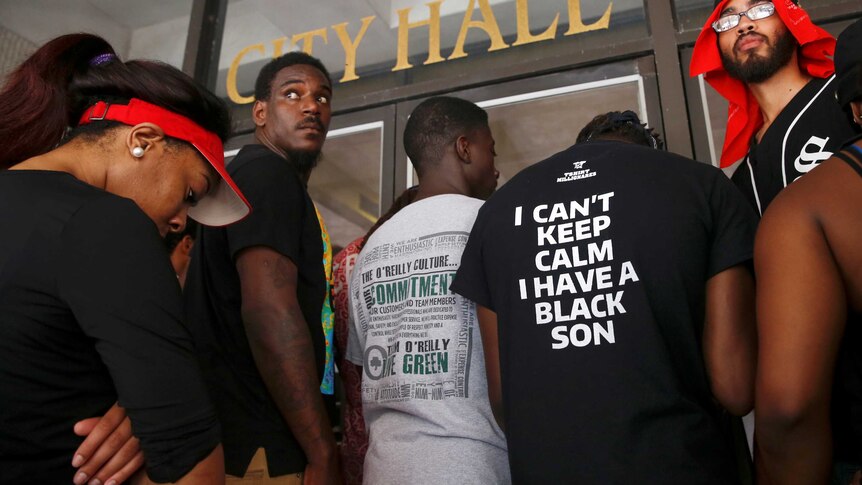 A group of African-Americans protest, a t-shirt reads "I can't keep calm, I have a black son"