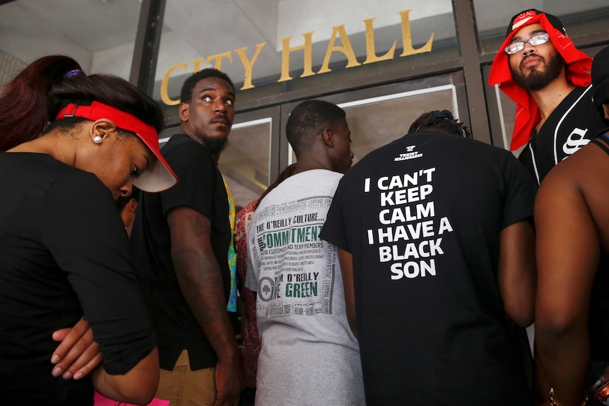 A group of African-Americans protest, a t-shirt reads "I can't keep calm, I have a black son"