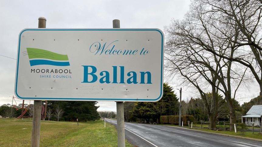 A sign reading "Welcome to Ballan"