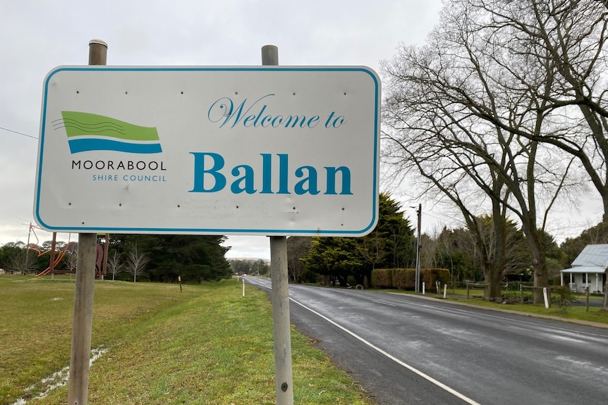 A sign reading "Welcome to Ballan"