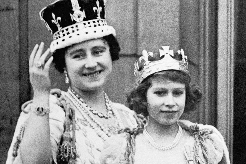 A black and white photo of Queen Mary and a young Princess Elizabeth waving on a balcony