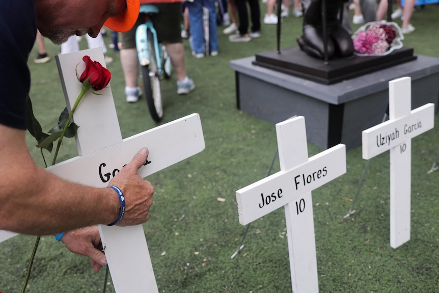 Cruces con los nombres de las víctimas del tiroteo en la escuela de Uvalde, Texas, se ven durante el "Marcha por Nuestras Vidas" reunión