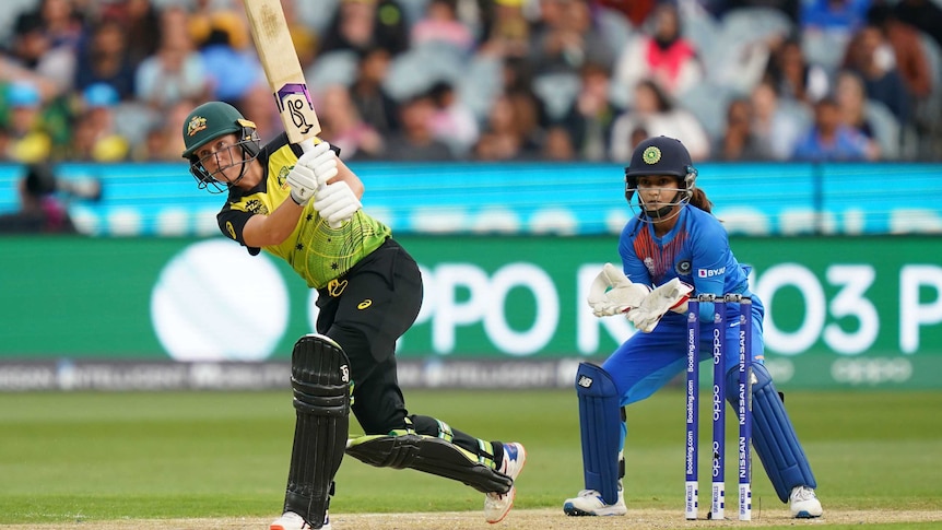 Alyssa Healy swings a cricket bat.