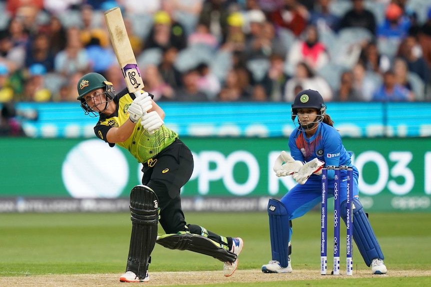 Alyssa Healy swings a cricket bat.