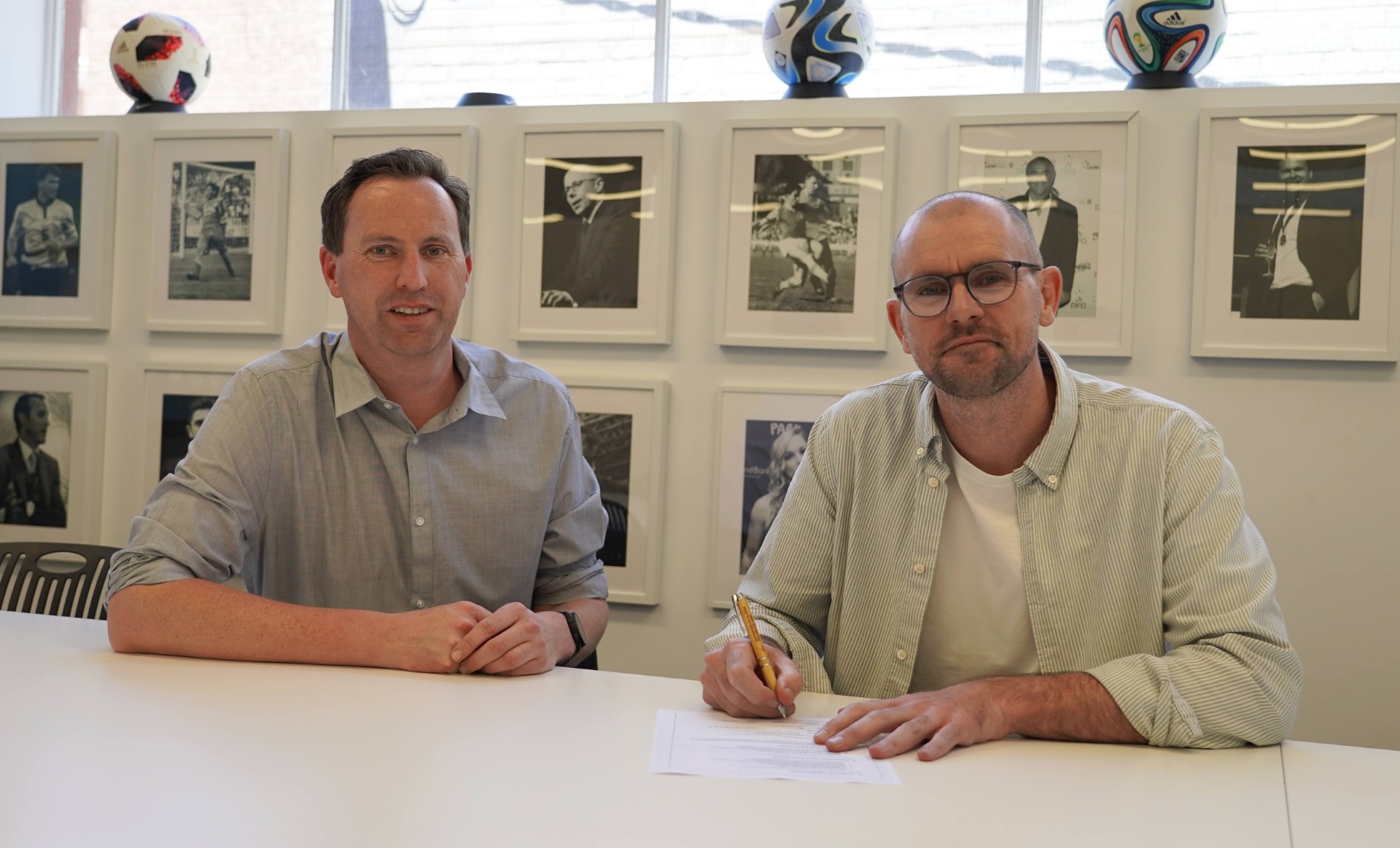 Un hombre se sienta en una mesa. 