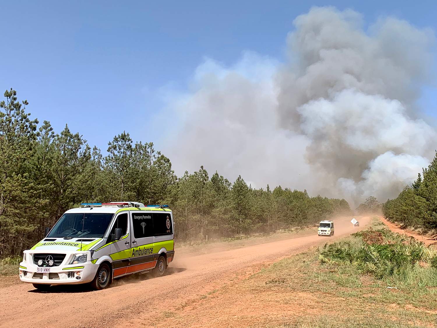 Queensland bushfire threat continues, waterbombing helicopter crash