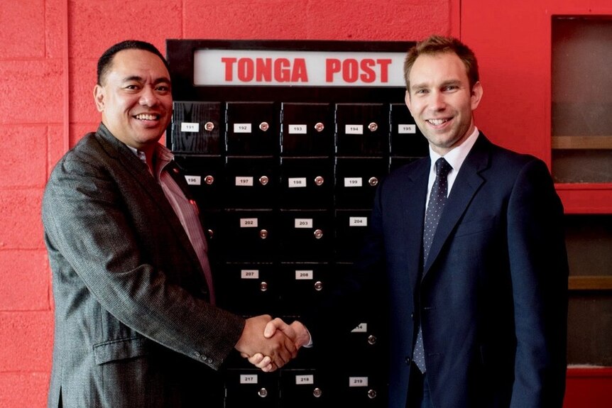 Tonga Post CEO and what3words creator shake hands